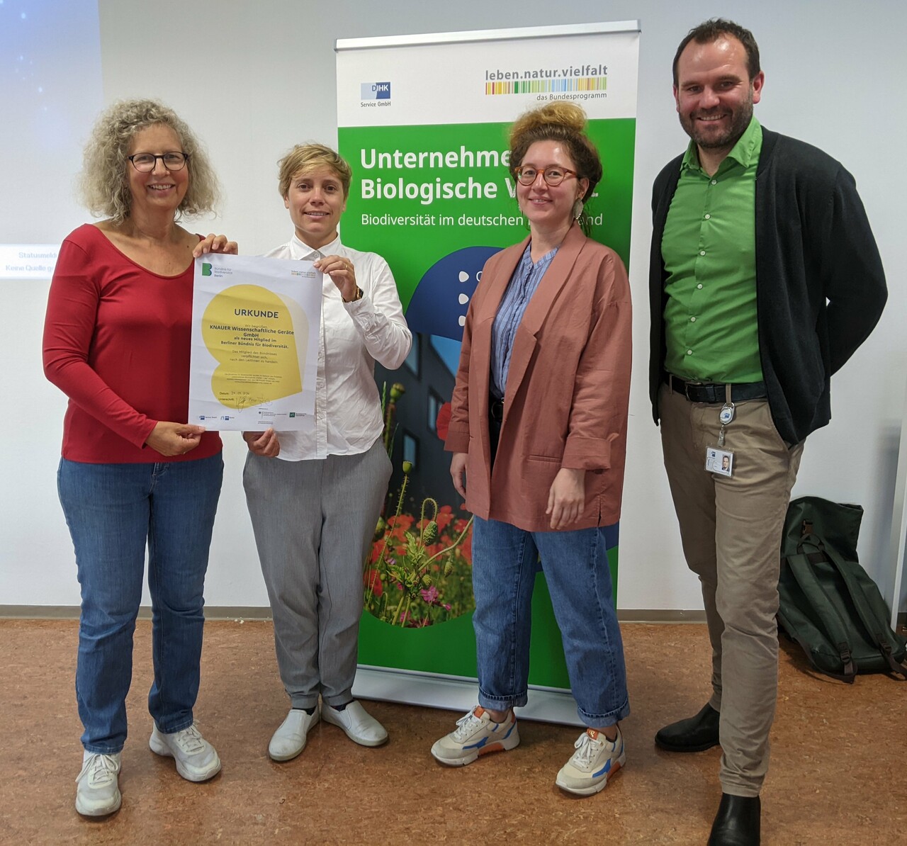 Alexandra Knauer and Kate Monks accept the membership certificate from Eva Baumgärtner and Valentin Franklin (DIHK)