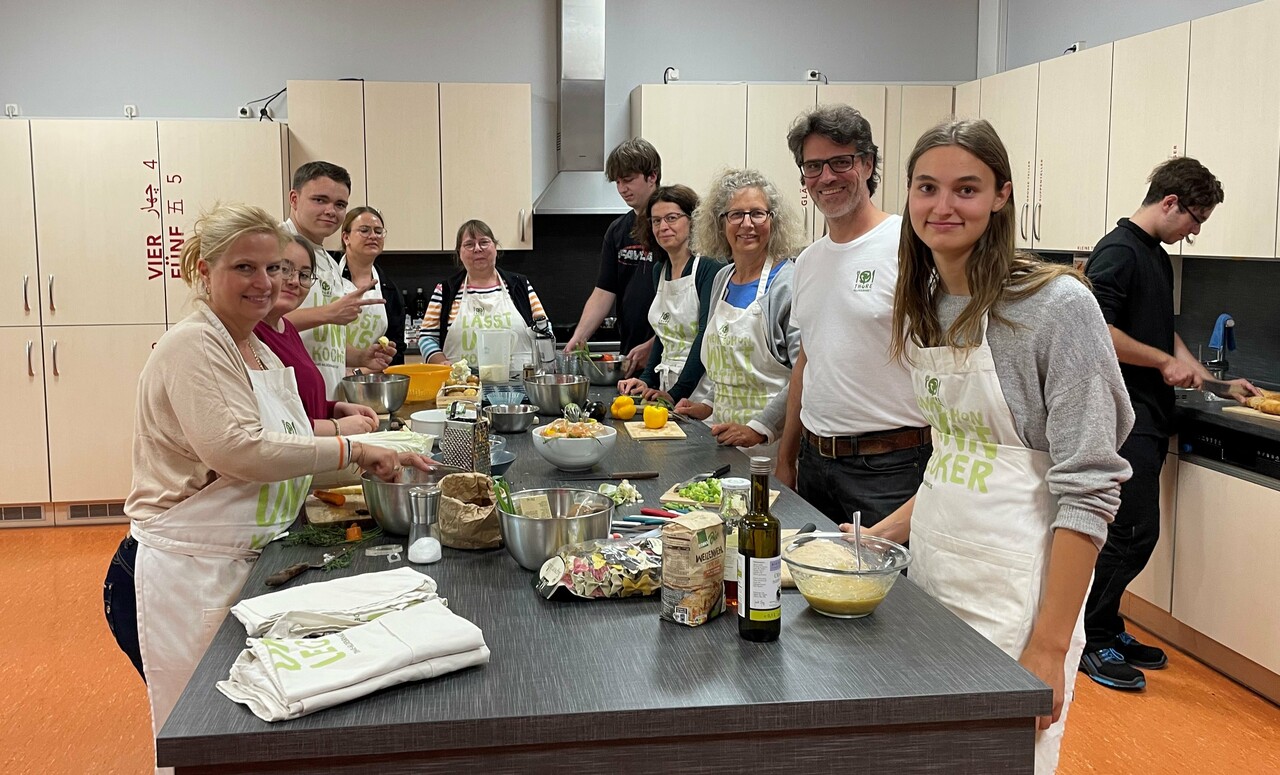 Cooking without waste saves money and tastes delicious. Second from right: Thore Hildebrandt