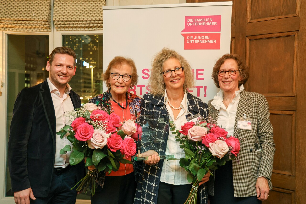 Sebastian Pleschinger und Sylvia Maria von Stieglitz, vom Verein „Die Familienunternehmer“ (außen) mit Gründerin Roswitha Knauer und Preisträgerin Alexandra Knauer (Mitte). 