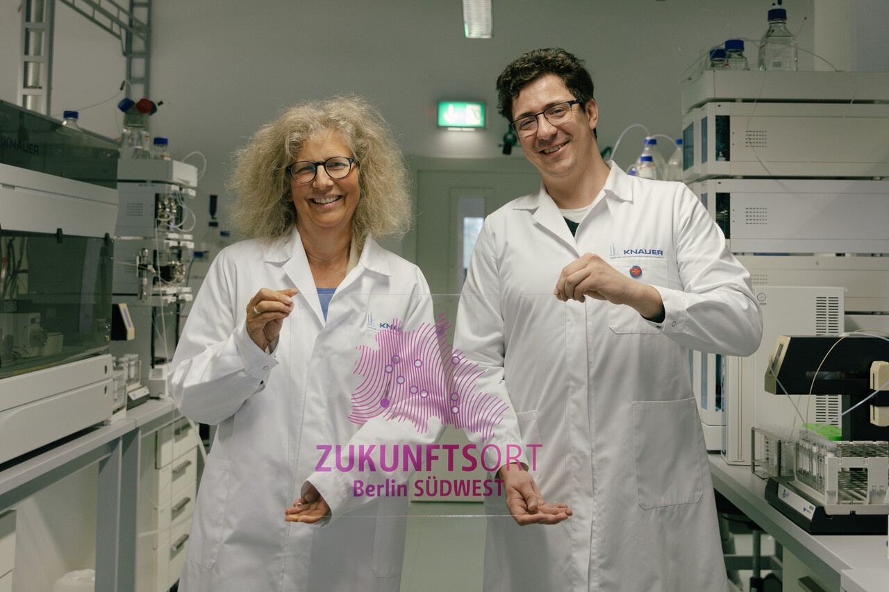 KNAUER CEO Alexandra Knauer and Juri Effenberg from the Regional Incubator Berlin Southwest at the handover of the sign. Photo: Pia Henkel