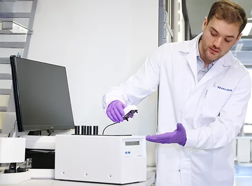 KNAUER employee at an Freezing Point Osmometer K-7400S KNAUER employee at an Freezing Point Osmometer K-7400S
