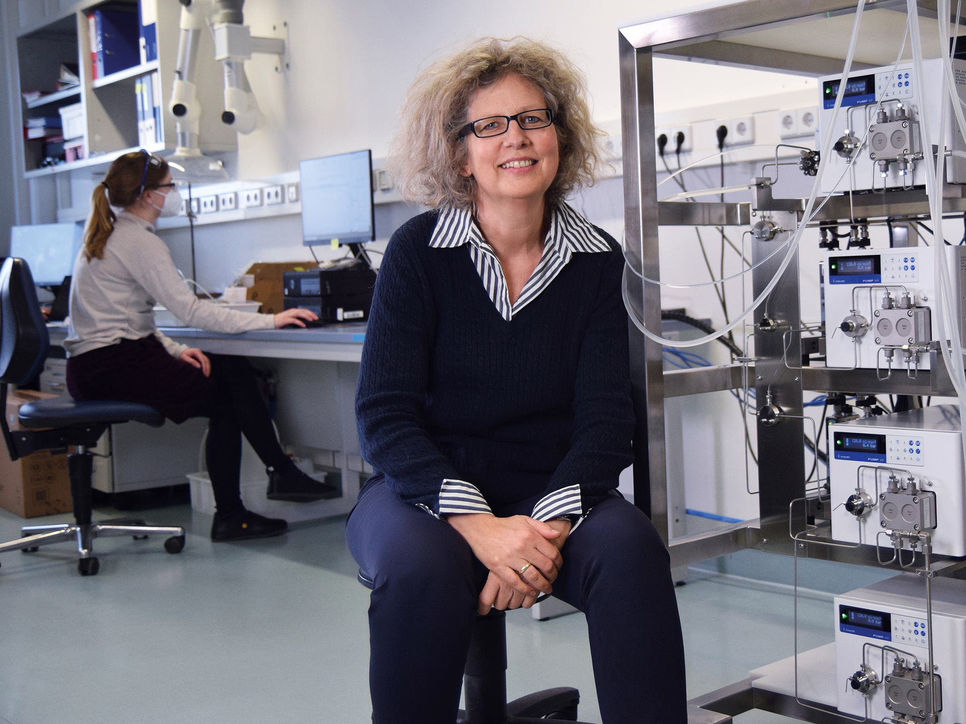 Alexandra Knauer in front of a Knauer LNP system Alexandra Knauer in front of a Knauer LNP system