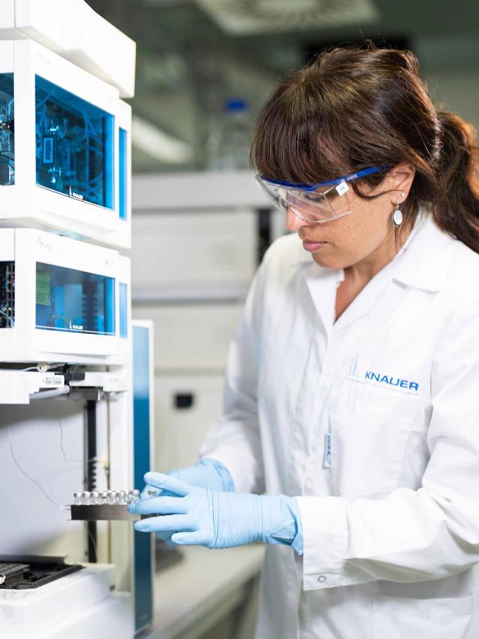 KNAUER employee on an analytical AZURA HPLC system