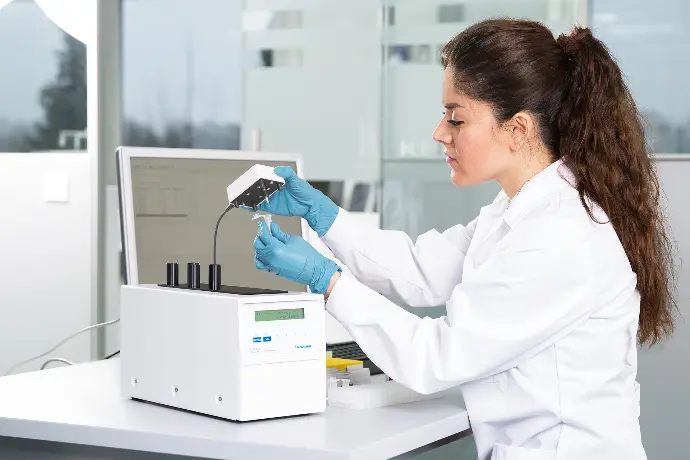 KNAUER employee at an Osmometer